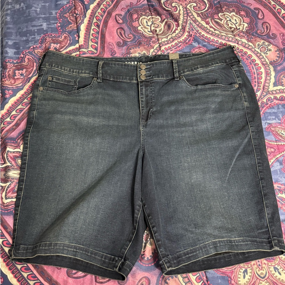 NWT Torrid Super Soft Jegging Bermuda Shorts Dark Wash Plus Size 26W - Picture 2 of 7